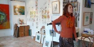 découvrez les coulisses des ateliers d'artistes : explorez leur univers créatif, leurs techniques et leur quotidien à travers des reportages exclusifs et immersifs.