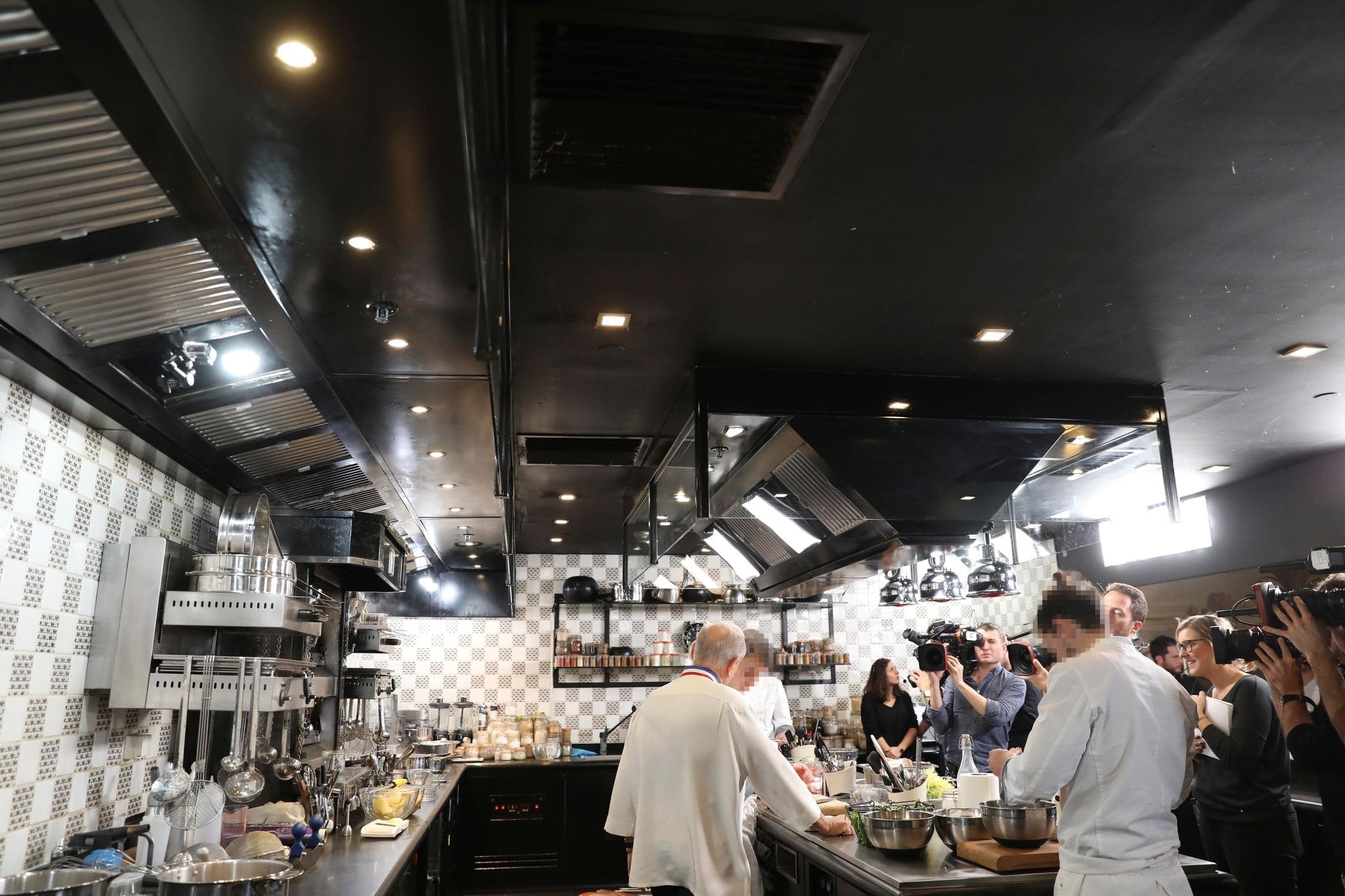 découvrez les raisons et les réactions suite au départ de joël de l'émission. plongez dans les coulisses et les temps forts de cet événement marquant.