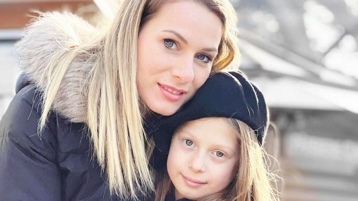 découvrez comment camille santoro, star de familles nombreuses, gère sa silhouette et sa vie de famille. conseils, confidences et astuces inspirantes au rendez-vous !