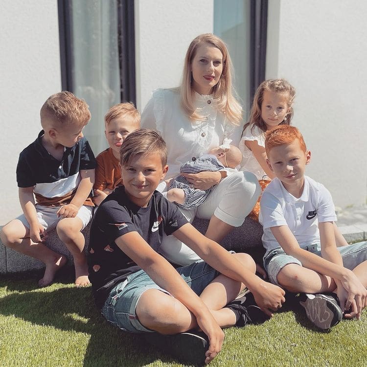 découvrez les confidences de camille santoro, célèbre maman de 'familles nombreuses', sur sa silhouette et son quotidien animé avec sa grande tribu. un témoignage inspirant sur la vie de famille et l'acceptation de soi.