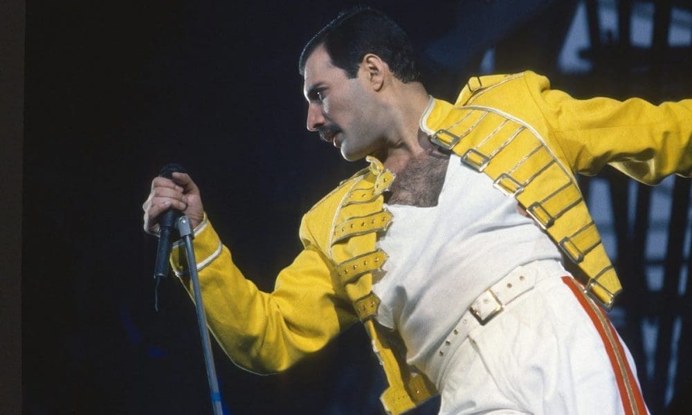 découvrez les secrets et les aspects méconnus de la vie fascinante de freddie mercury, l'icône du rock, à travers une plongée dans ses mystères et ses passions.