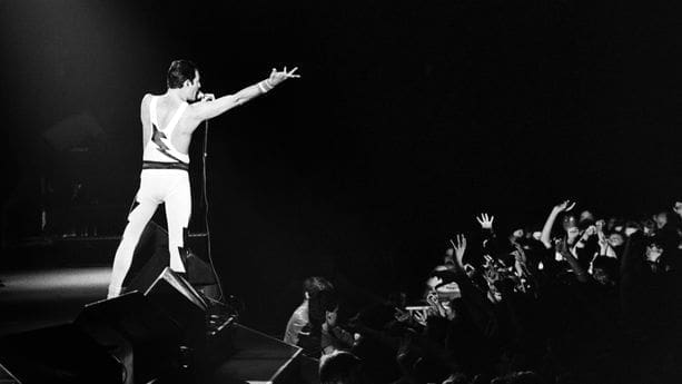 découvrez le mystère de la vie de freddie mercury : secrets, moments forts et anecdotes inédites sur la légende du rock et voix emblématique du groupe queen.