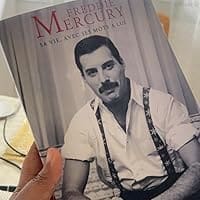 découvrez les secrets et les aspects méconnus de la vie de freddie mercury, l’icône du rock, entre génie musical, passions cachées et mystères entourant son existence.
