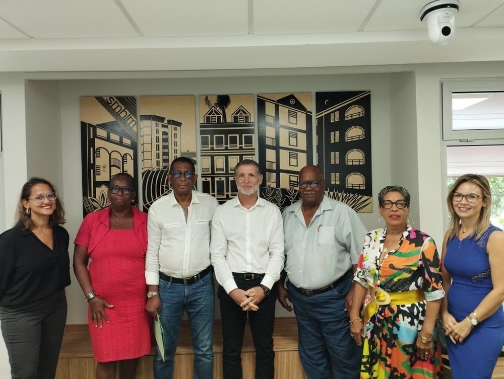 découvrez l’histoire touchante de gilles qui présente sa compagne françoise. une rencontre authentique et sincère, entre complicité et amour partagé.