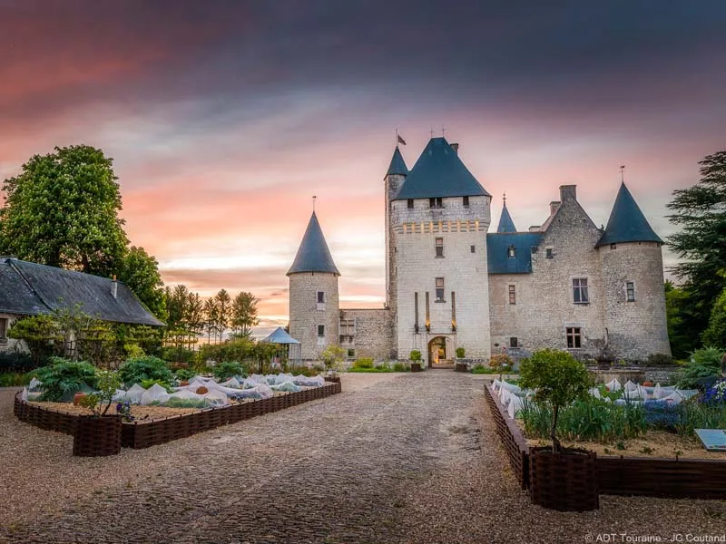 découvrez le jardin caché du château du rivau, un lieu secret et enchanteur où nature et histoire se rencontrent au cœur de la vallée de la loire. visitez ce trésor floral unique pour une expérience inoubliable.