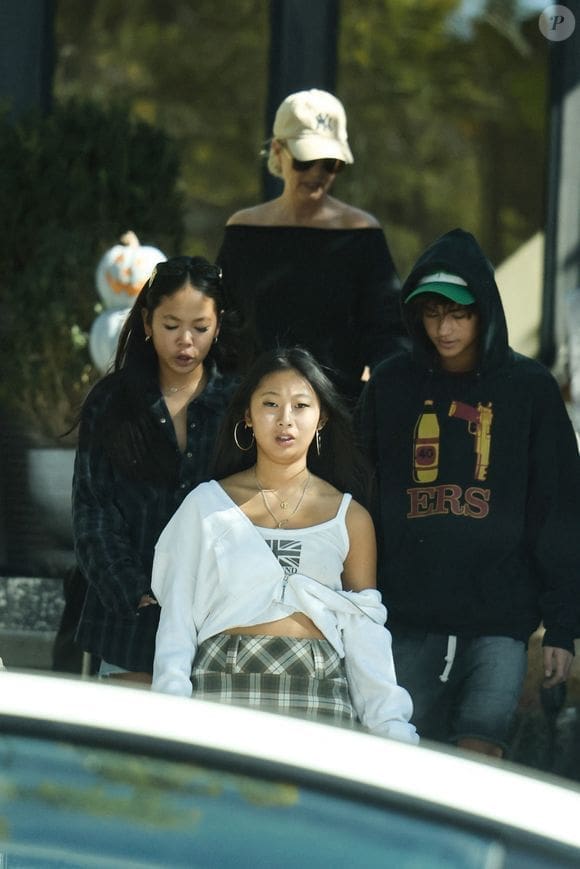 découvrez les décisions inattendues de laeticia hallyday suite à la vente de sa villa. plongez dans les derniers rebondissements de sa vie après cette transaction historique.