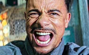 découvrez mister v en agent secret plein d'humour dans la nouvelle comédie de simon astier. entre action décalée et situations inédites, rires garantis pour ce film original et surprenant !