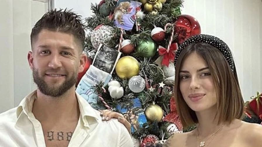 découvrez mister v dans la peau d’un agent secret hilarant, sous la direction de simon astier, dans une comédie pleine d’action, de rires et de rebondissements inattendus.