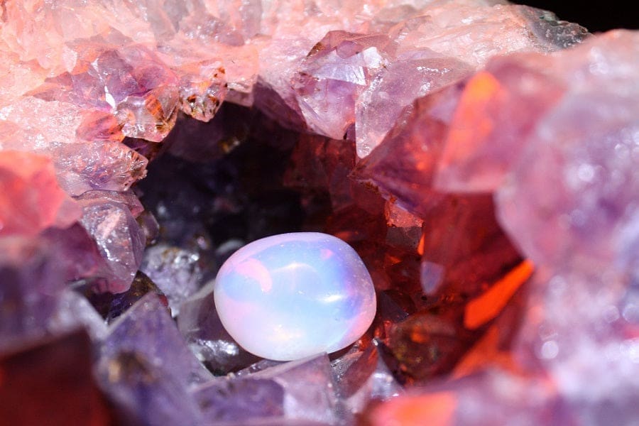 découvrez la pierre de lune, une gemme mystique appréciée pour ses reflets uniques et ses vertus apaisantes. idéale pour la lithothérapie et la création de bijoux raffinés.