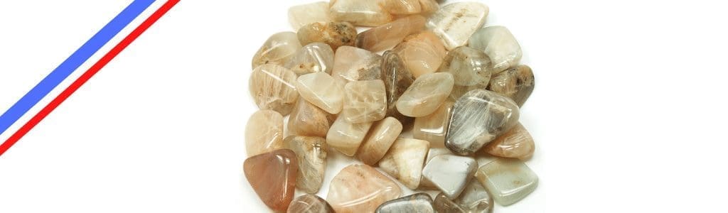 découvrez la pierre de lune, une gemme mystérieuse prisée pour ses reflets nacrés et ses vertus apaisantes. apprenez tout sur ses bienfaits, son origine, et comment l'utiliser au quotidien.