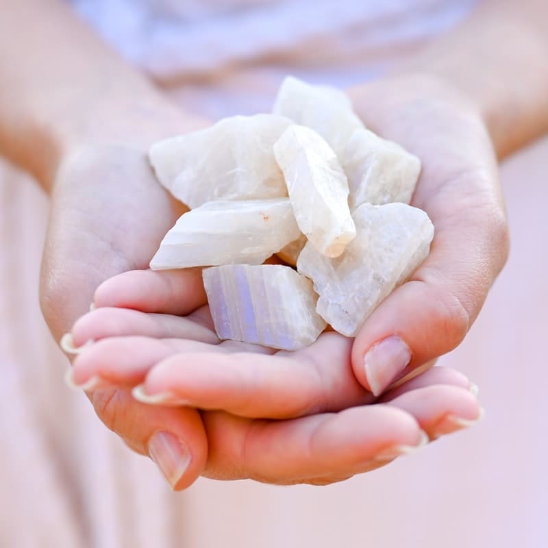 découvrez la pierre de lune, un cristal mystérieux aux reflets envoûtants, réputé pour ses vertus apaisantes et sa connexion avec l’intuition et la féminité. apprenez comment l’utiliser en lithothérapie et ses bienfaits au quotidien.