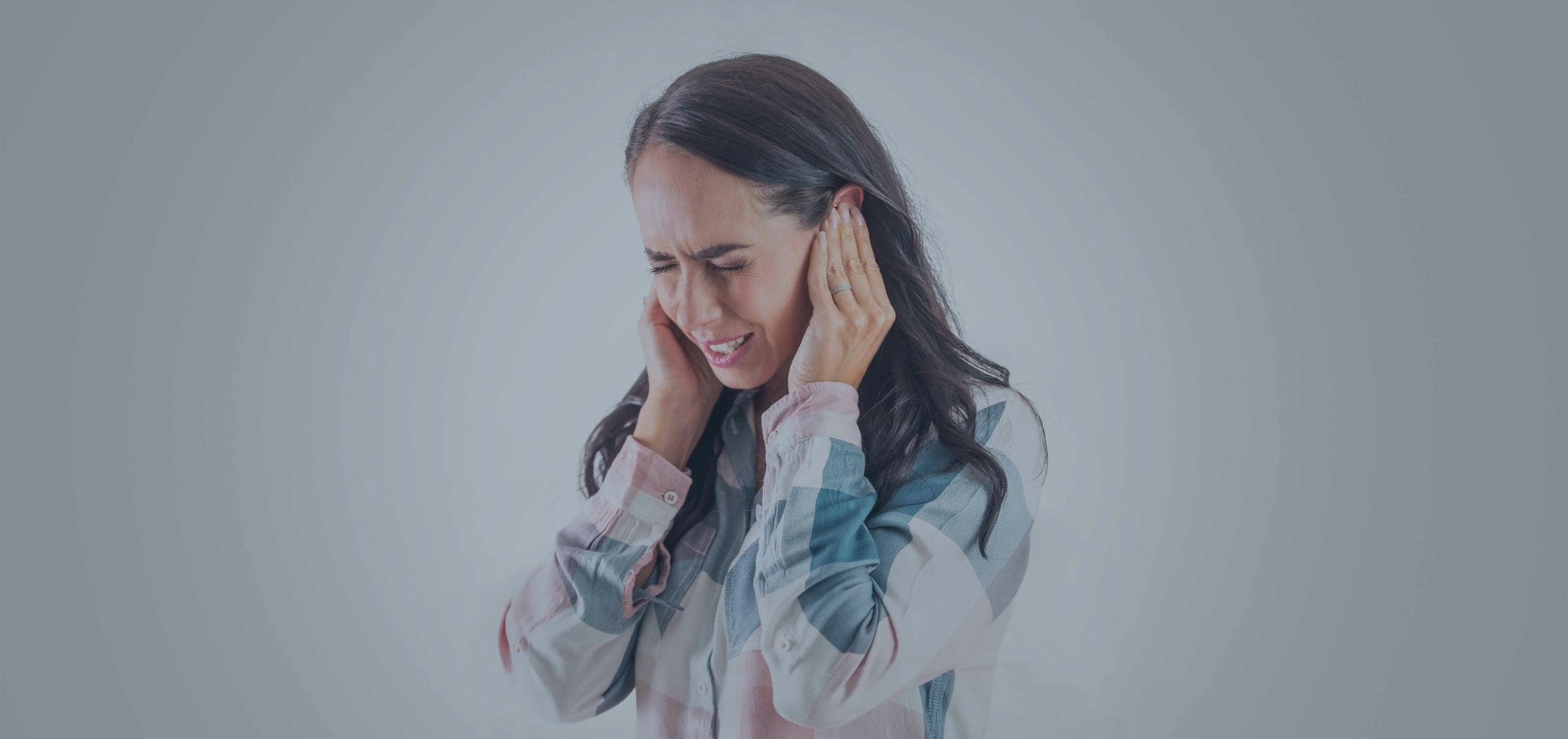 découvrez les causes possibles du sifflement dans l'oreille gauche, ses symptômes associés et les solutions pour soulager ce trouble auditif courant.