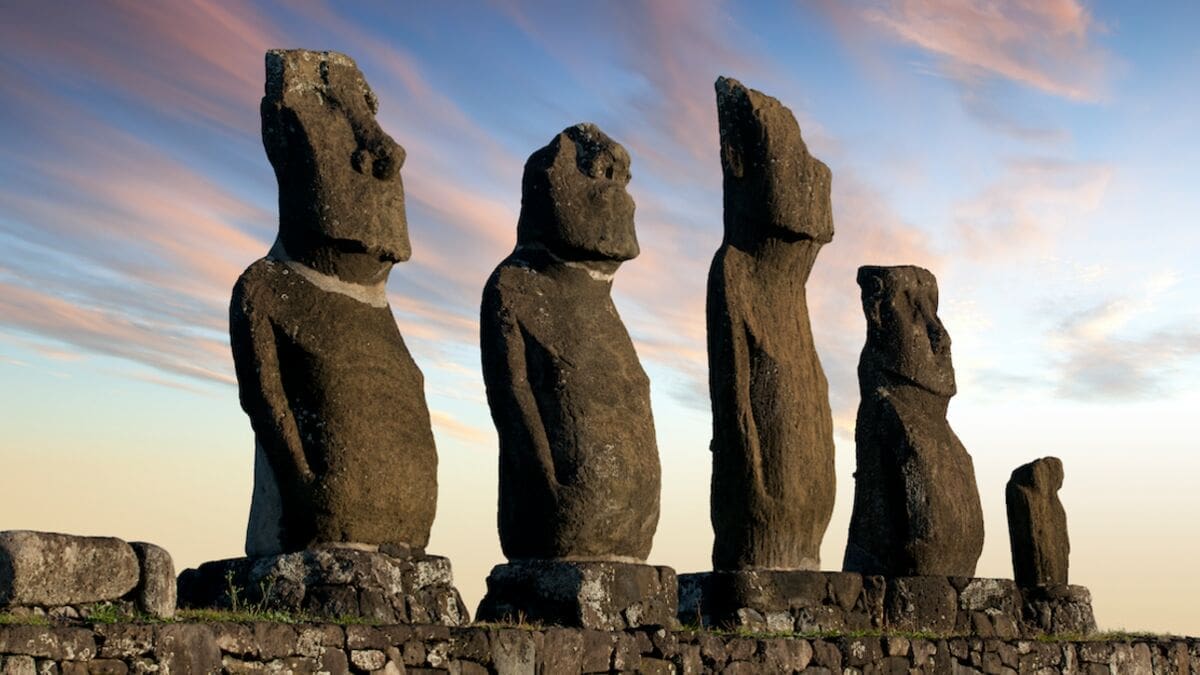 découvrez l'histoire fascinante des statues de l'île de pâques, ces impressionnantes sculptures monumentales qui témoignent du riche patrimoine culturel de l'île. plongez dans le mystère qui entoure leur construction et leur signification, tout en explorant les paysages époustouflants de cette destination unique au cœur du pacifique.