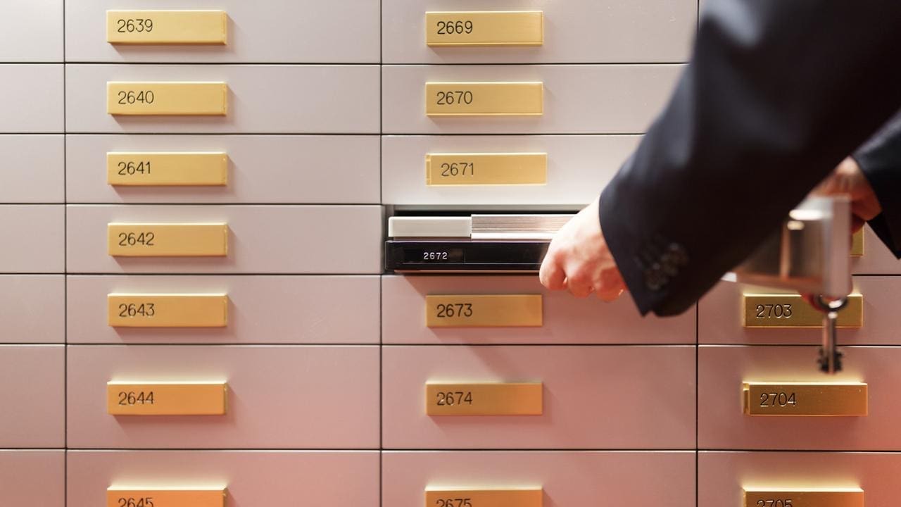 découvrez comment la suisse, célèbre pour son secret bancaire, abandonne cette tradition et les implications de ce changement pour la finance mondiale. analyse des enjeux économiques et des nouvelles régulations.