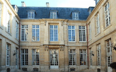 découvrez l'histoire et l'élégance des hôtels particuliers parisiens lors d'une visite guidée unique à paris. plongez dans le patrimoine architectural et culturel de ces demeures prestigieuses.