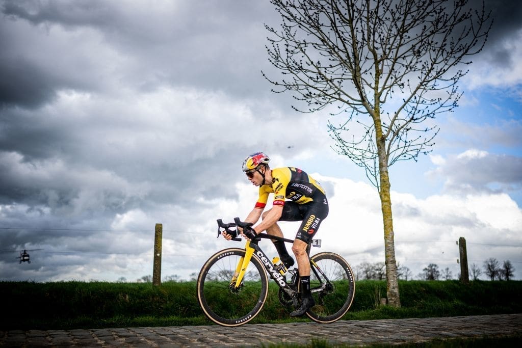 découvrez le parcours incroyable de wout van aert, qui allie bravoure et technique dans le défi gravel tout en visant l'or aux championnats d'europe. une aventure où la passion du cyclisme rencontre l'excellence sportive.