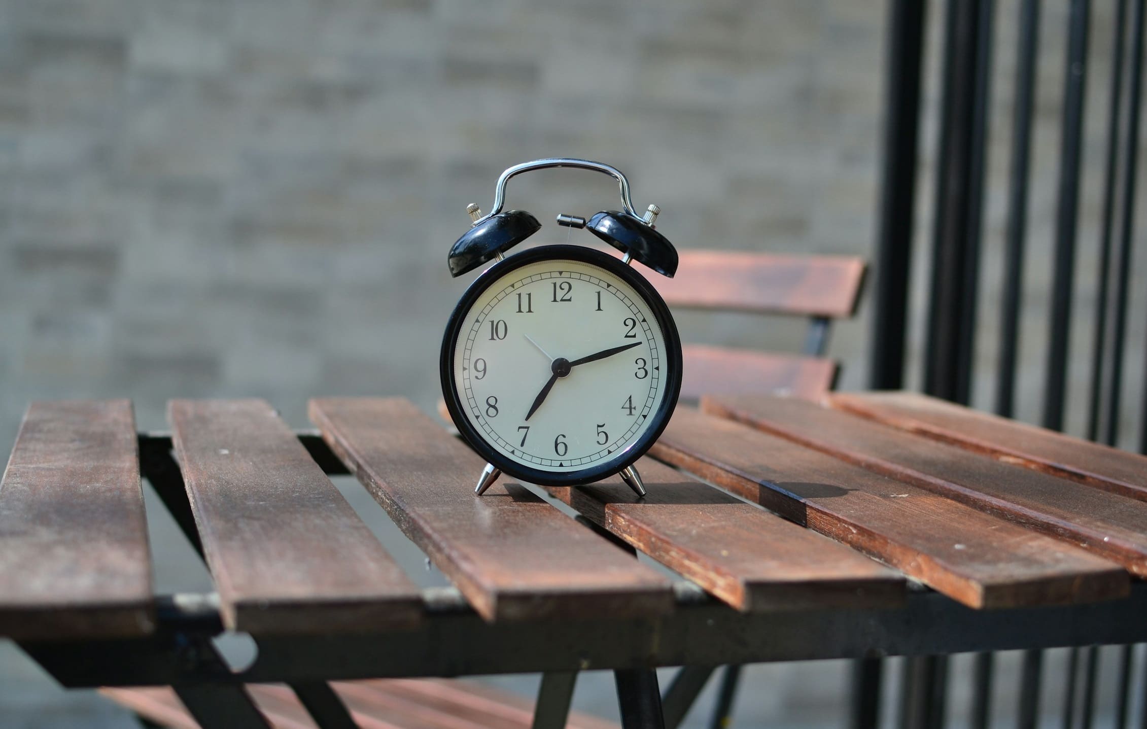 découvrez la signification de a.m. et p.m., leur origine, leur utilisation en français et en anglais, ainsi que des exemples pour éviter toute confusion lors de la lecture des horaires.