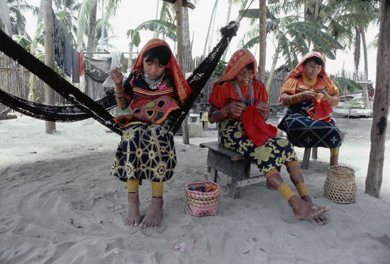 découvrez le lien entre carlos castaneda et les plantes yaqui : une exploration de ses expériences chamaniques, de l'enseignement de don juan, et du rôle des plantes médicinales dans la tradition spirituelle des yaquis.