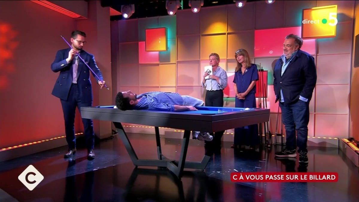 découvrez comment philippe lemoine a été taquiné par pierre lescure sur le plateau de 'c à vous', dans une séquence pleine d'humour et de complicité.