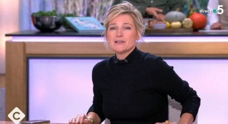 découvrez comment philippe caveriviere taquine bernard le moine avec humour dans l'émission 'c à vous'. retour sur un échange drôle et inattendu sur le plateau télévisé !