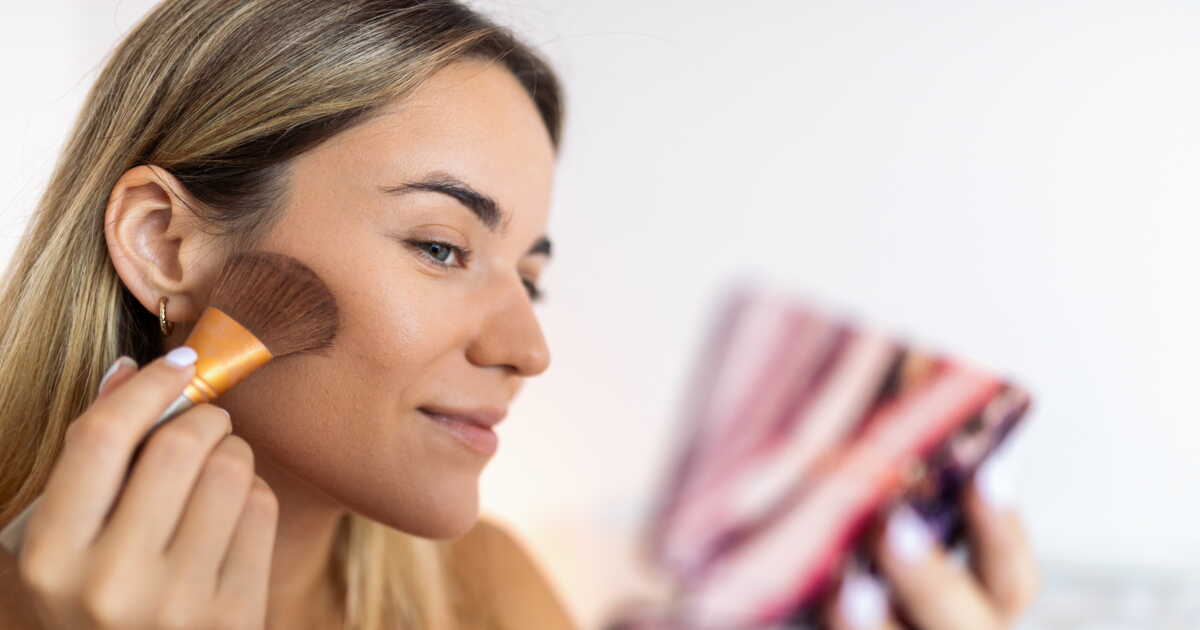 découvrez nos astuces et techniques pour réussir un contouring parfait : sculptez et illuminez votre visage facilement pour un résultat naturel et professionnel.
