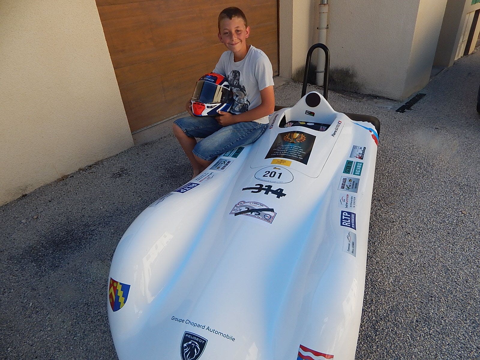 participez ou assistez aux passionnantes courses de caisses à savon dans les deux-sèvres ! ambiance festive, créativité des bolides et compétitions conviviales pour petits et grands. découvrez les prochaines dates et toutes les infos pour ne rien manquer.