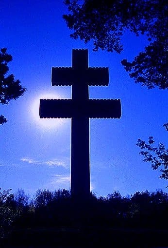 découvrez l'histoire, la signification et les origines de la croix de lorraine, symbole emblématique de la résistance française et de la région lorraine.