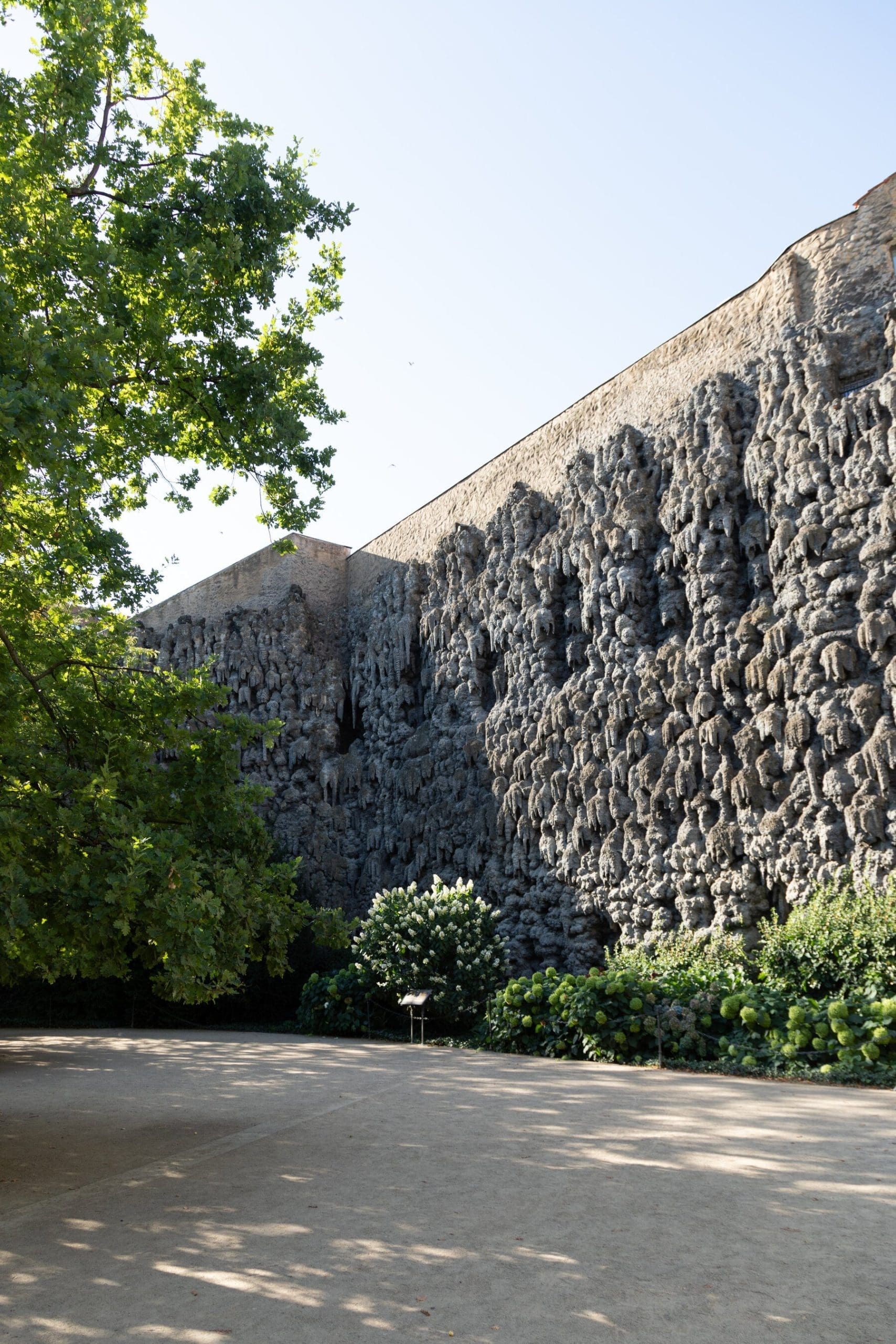 découvrez l'aventure de dan brown à prague : lieux emblématiques, secrets historiques et l'inspiration derrière ses romans à succès dans la capitale tchèque.