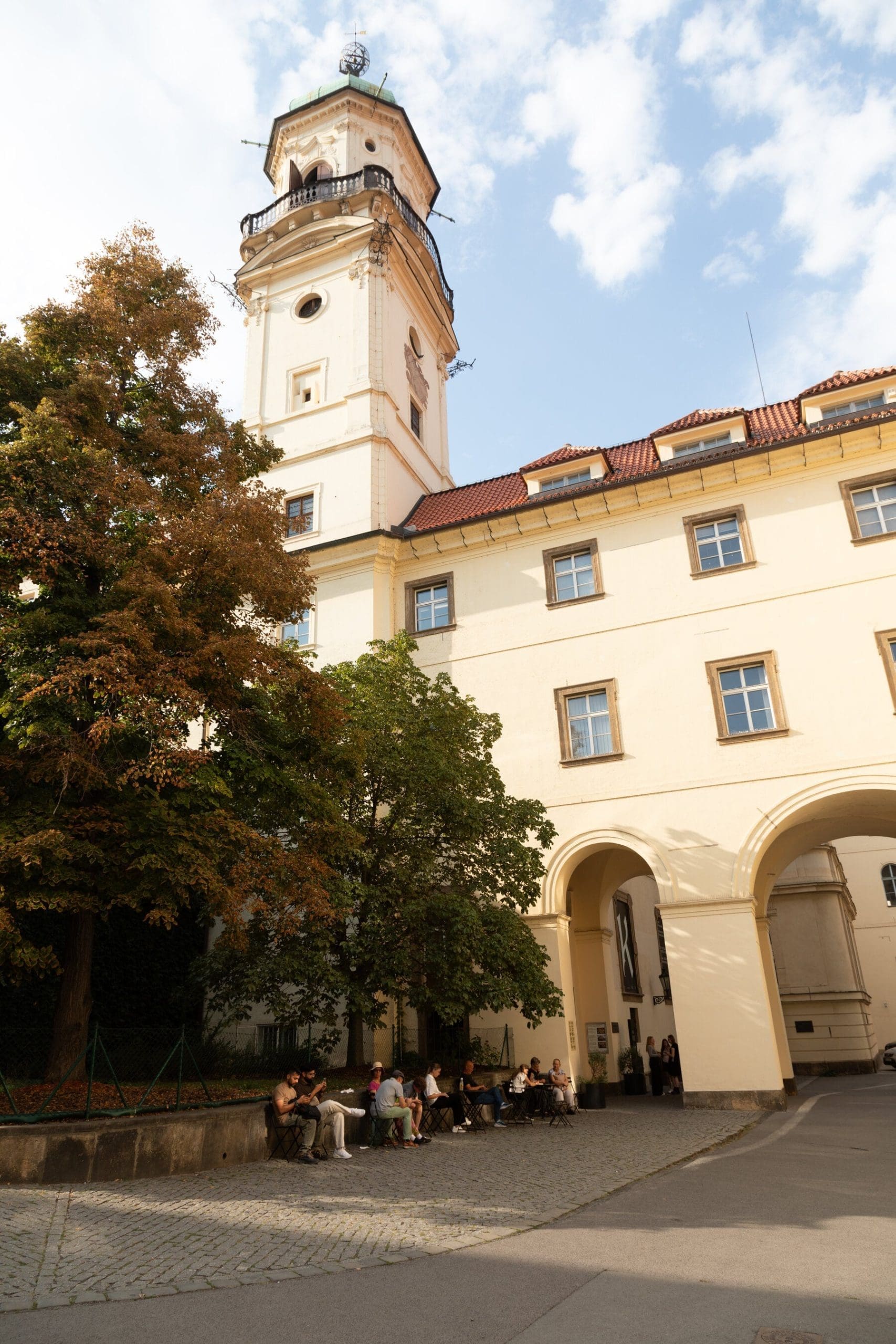 découvrez la visite de dan brown à prague : secrets historiques, inspiration pour ses romans et lieux emblématiques de la ville explorés par l’auteur à succès.