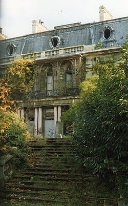 assistez à un duel captivant entre deux baronnes au légendaire château rothschild, entre rivalités, secrets et élégance dans un décor somptueux chargé d’histoire.