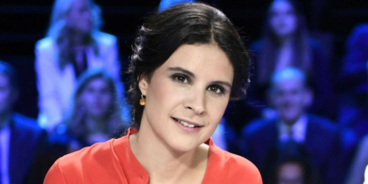 plongez dans l'univers captivant du mystère d'apolline : une histoire pleine de suspense, d'énigmes et de secrets à découvrir. laissez-vous surprendre par une intrigue fascinante et des personnages inoubliables.