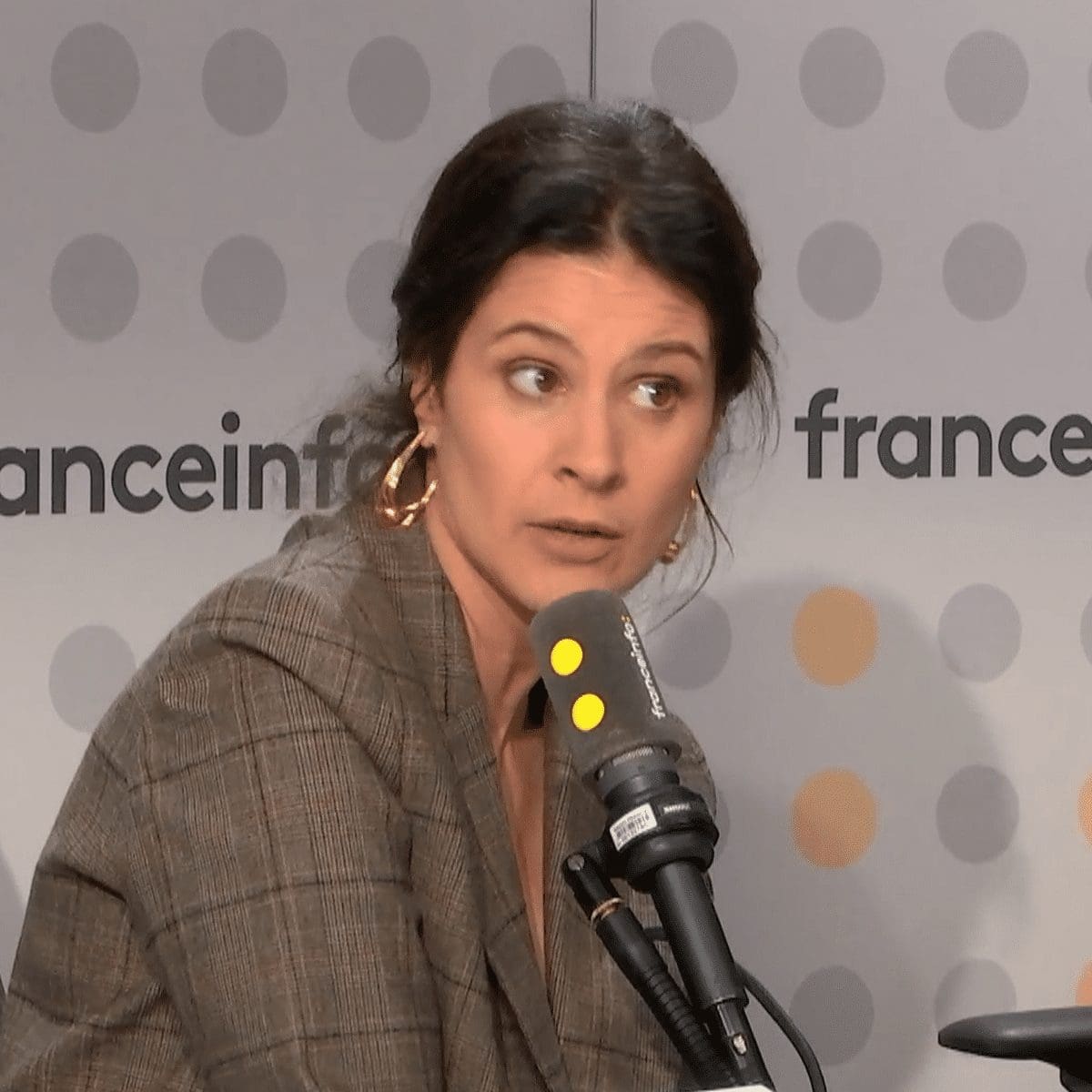 plongez dans le mystère d'apolline : une histoire captivante mêlant énigmes et secrets, où chaque indice révèle un nouveau pan de vérité. découvrez un univers fascinant et plein de suspense.