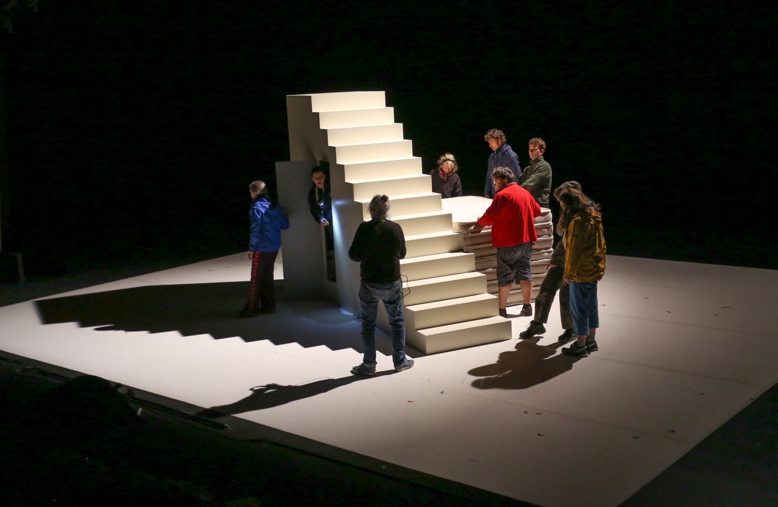 plongez dans l'intrigue du théâtre avec 'mystère de svanhilde', une pièce captivante mêlant suspense et émotion. découvrez des secrets enfouis, des personnages fascinants et une ambiance envoûtante sur scène.
