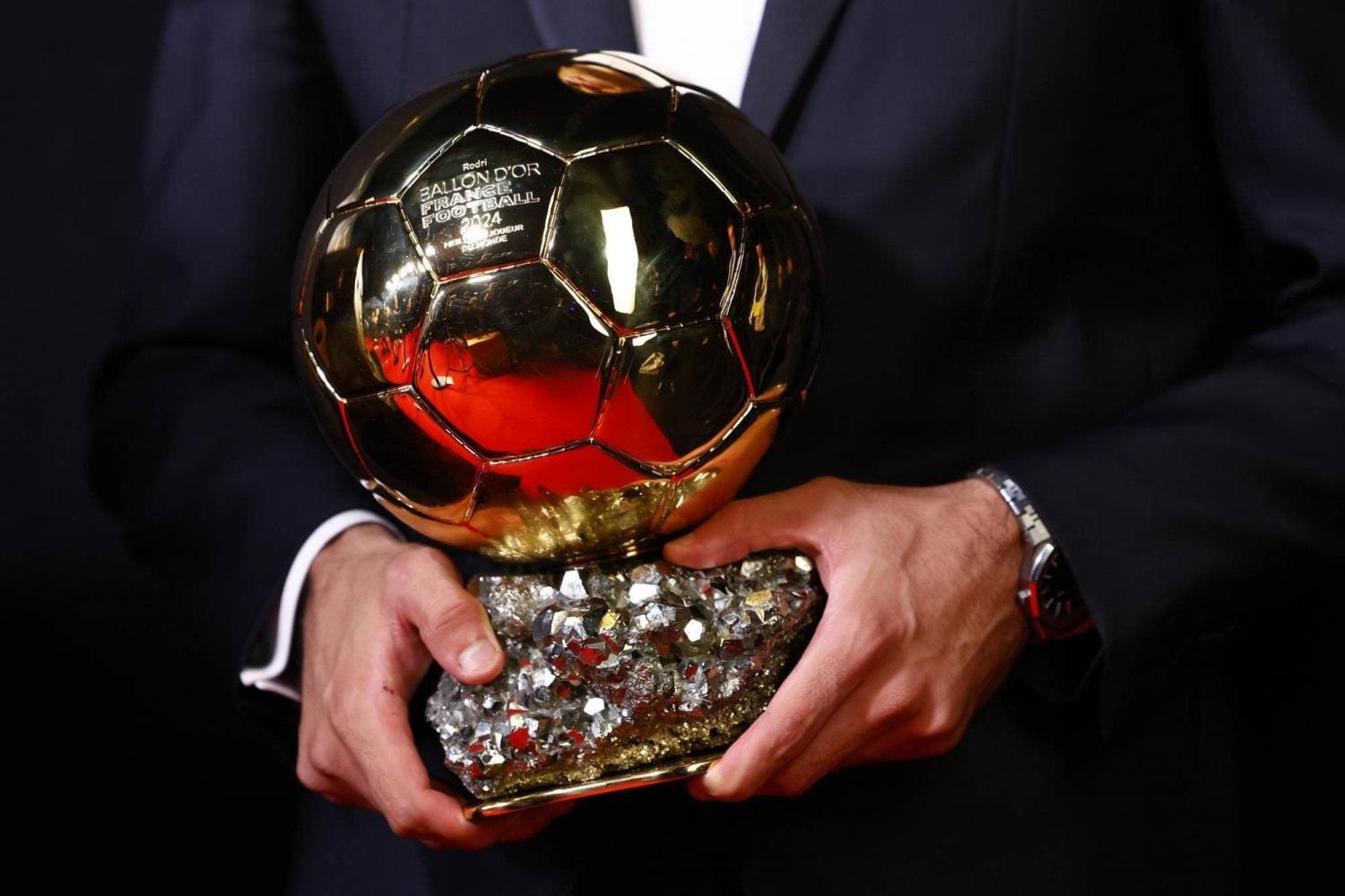 découvrez les secrets et anecdotes fascinantes derrière le ballon d'or, l'un des prix les plus prestigieux du football. plongez dans les mystères, les controverses et les histoires inattendues qui entourent cette récompense légendaire.