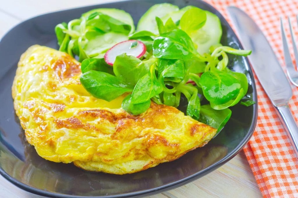 découvrez comment préparer une omelette raffinée, savoureuse et élégante, idéale pour impressionner vos convives lors d’un repas ou d’un brunch.