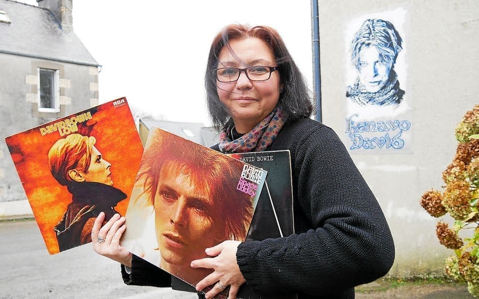 découvrez un projet méconnu de david bowie, entre anecdotes surprenantes et inspirations originales, qui révèle une facette insoupçonnée de l’icône du rock.