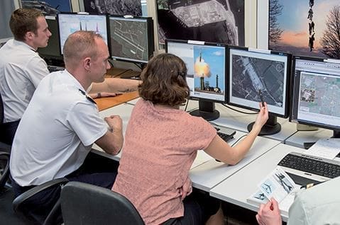 découvrez comment postuler et réussir le processus de recrutement à la dgse : conditions d’accès, conseils de préparation, métiers et opportunités au sein des services de renseignement français.