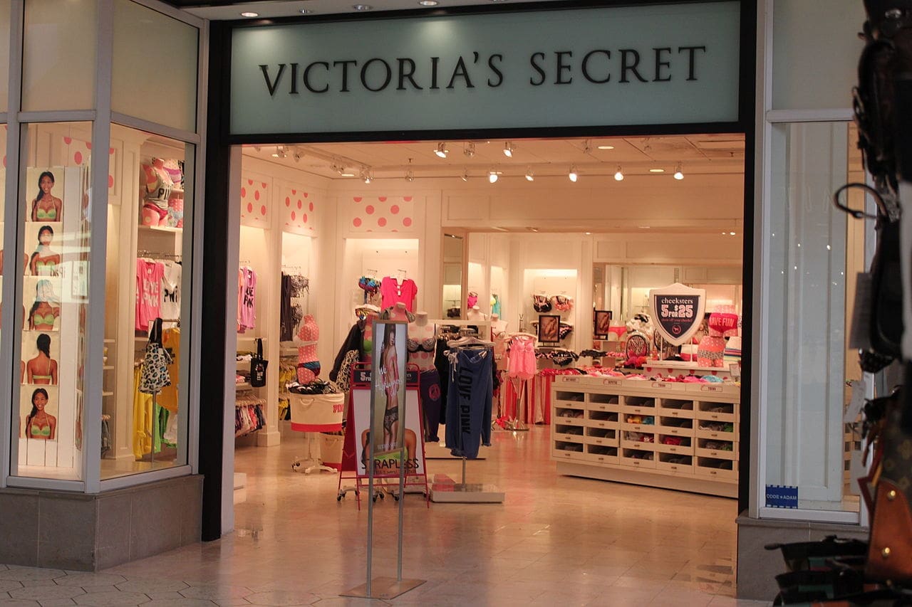 découvrez comment victoria's secret redresse ses ventes grâce à de nouvelles stratégies marketing, une modernisation de son image et des offres innovantes, visant à séduire une clientèle plus large et diversifiée.