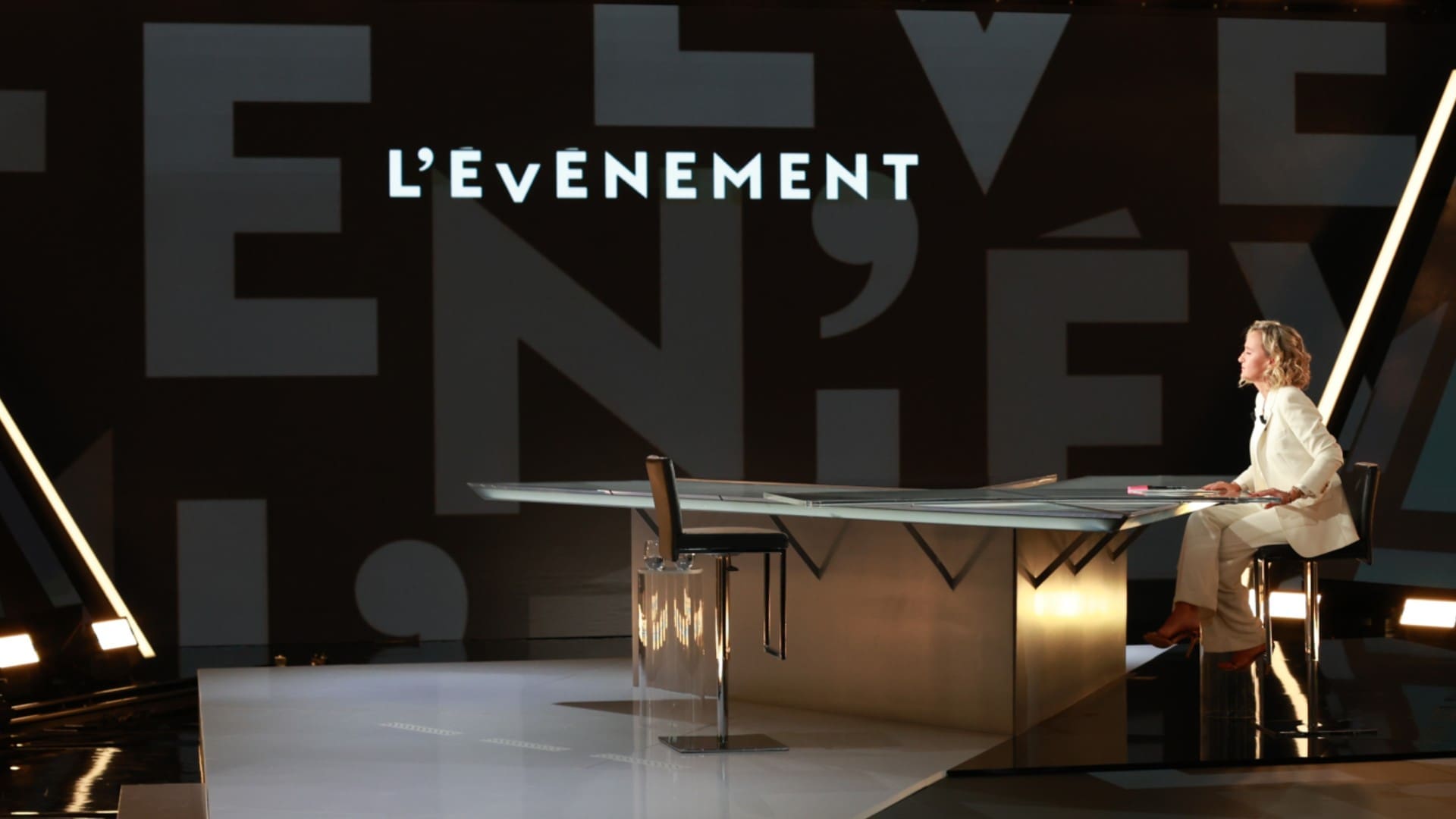 découvrez l'affaire des sms entre villepin, lecornu et macron : révélations, analyses et enjeux politiques autour de ces échanges confidentiels.