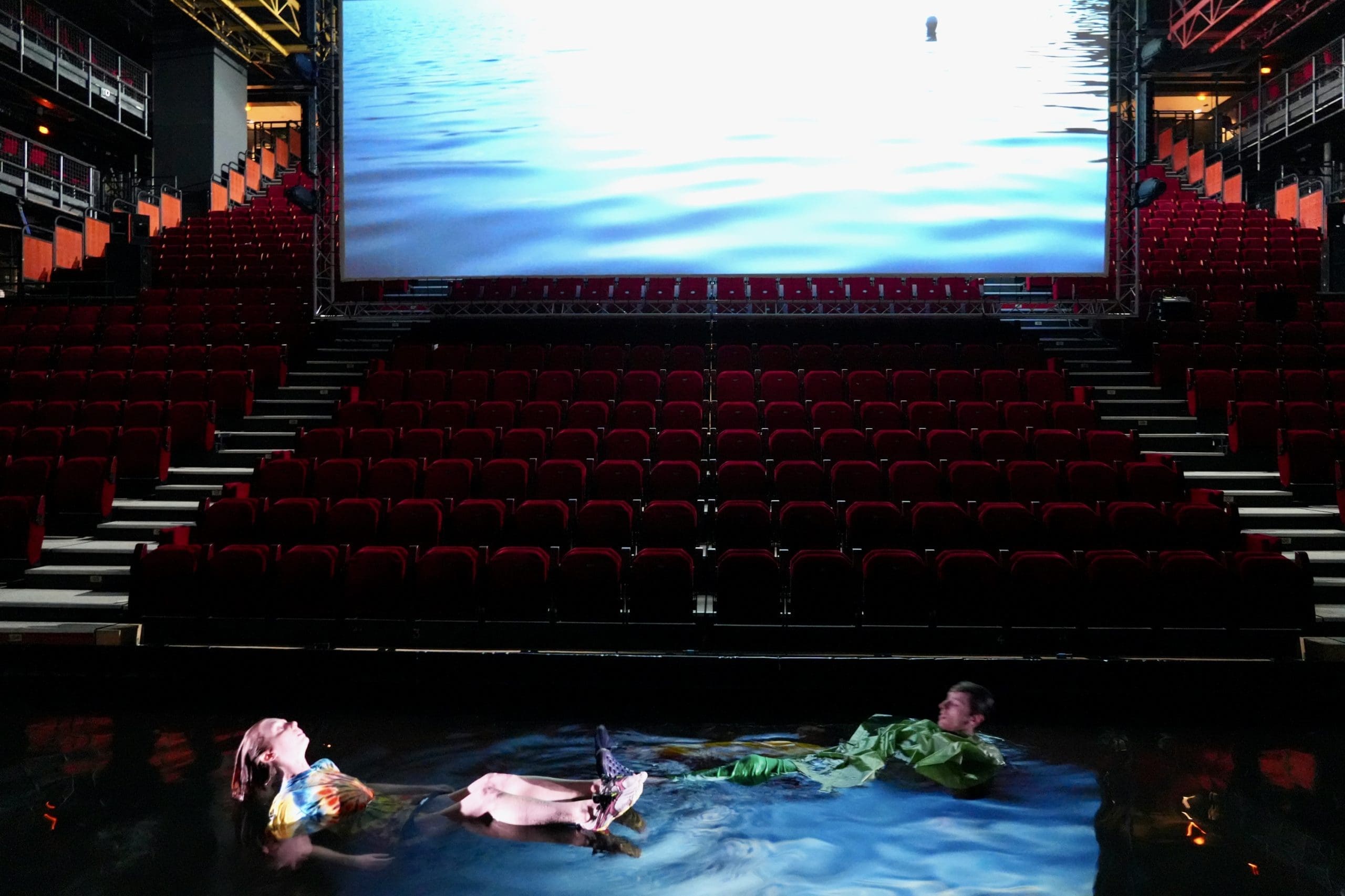 découvrez le théâtre sensationnel : des spectacles captivants, des émotions intenses et une immersion totale dans des univers uniques. vivez une expérience théâtrale inoubliable !