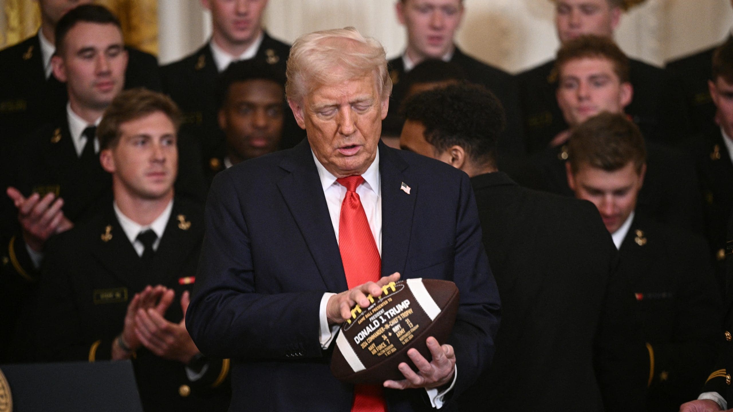 découvrez pourquoi donald trump fait face à de vives critiques après la révélation d'une opération secrète menée en corée du nord. analyse des enjeux et réactions internationales.