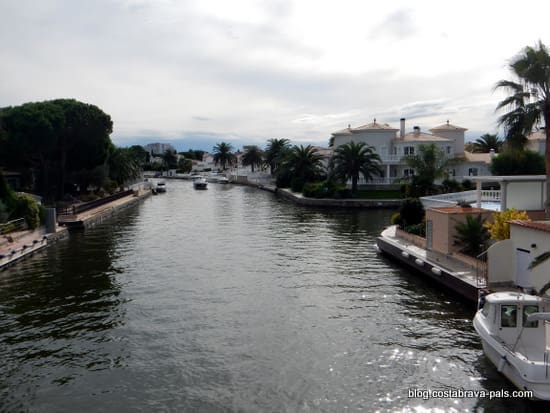 découvrez la venise espagnole, une destination étonnante mêlant canaux pittoresques, charme méditerranéen et héritage culturel unique. partez à la découverte de ses ruelles animées et de ses paysages dignes de cartes postales lors de votre prochain voyage.