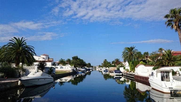 découvrez la venise espagnole, une ville fascinante aux canaux romantiques et à l’architecture pittoresque, idéale pour une escapade unique en espagne.