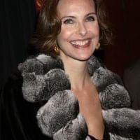 découvrez les confidences de carole bouquet sur sa coupe de cheveux emblématique et son engagement écologique, alliant beauté et respect de l'environnement.