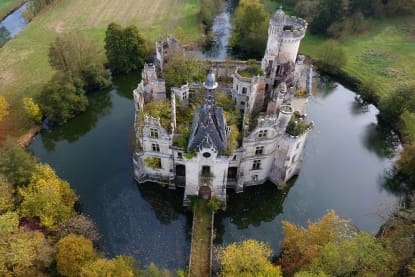 découvrez l'histoire mystérieuse du château oublié du pilat, un lieu chargé de secrets niché au cœur du parc naturel. partez à la découverte de ce patrimoine fascinant et méconnu !