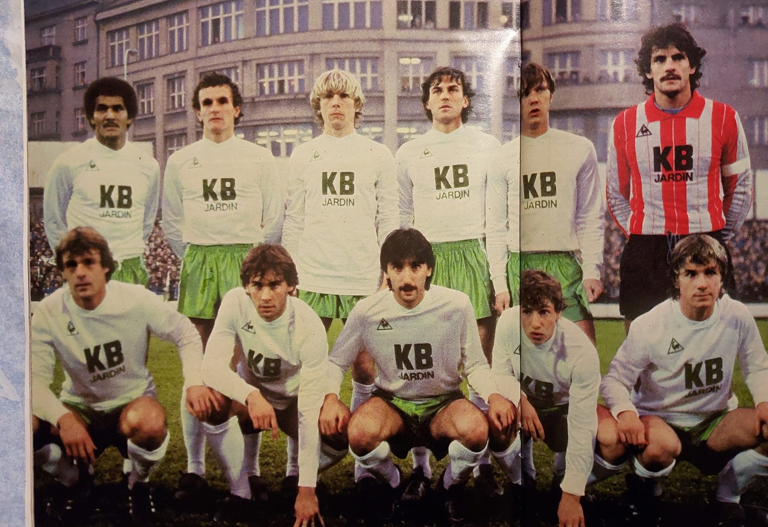 découvrez les coulisses de l'as saint-étienne : actualités, interviews exclusives, et reportages pour tout savoir sur l'envers du décor du club mythique de football.