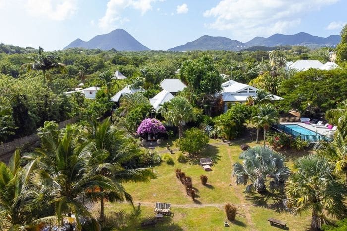 découvrez l’incroyable histoire d’un hôtel légendaire en martinique, gardien de secrets vieux de 1500 ans, pour un séjour unique entre mystère et authenticité.