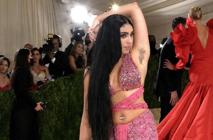 découvrez comment kim kardashian évoque madonna dans une interview exclusive : confidences, inspirations et anecdotes sur leur rencontre et l’influence de la star de la pop sur l’icône de la téléréalité.