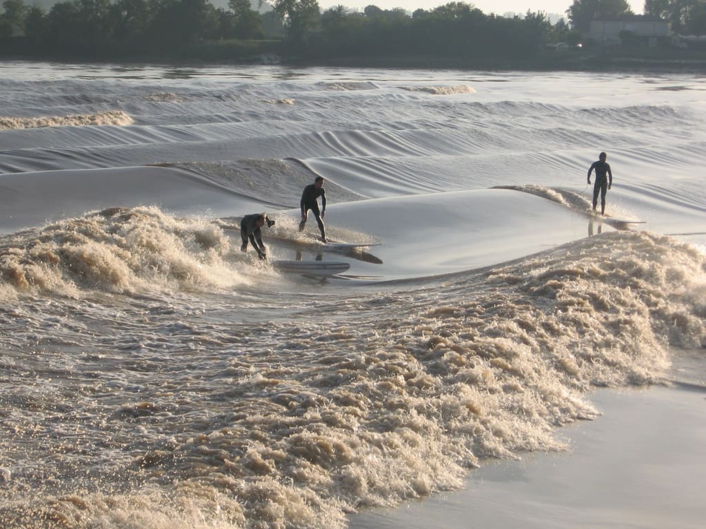 découvrez le phénomène exceptionnel du mascaret sur la garonne : une vague spectaculaire qui remonte le fleuve, attirant surfeurs et curieux lors de grandes marées. infos, conseils d'observation et calendrier des prochaines occurrences.