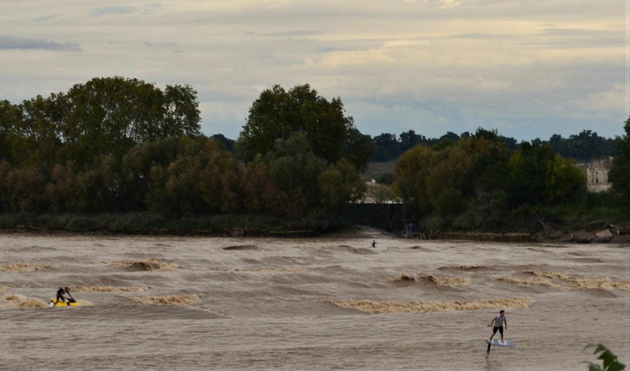 découvrez le phénomène spectaculaire du mascaret sur la garonne : horaires, meilleurs points d'observation, conseils pratiques et explications sur cette vague unique qui remonte le fleuve à chaque grande marée.